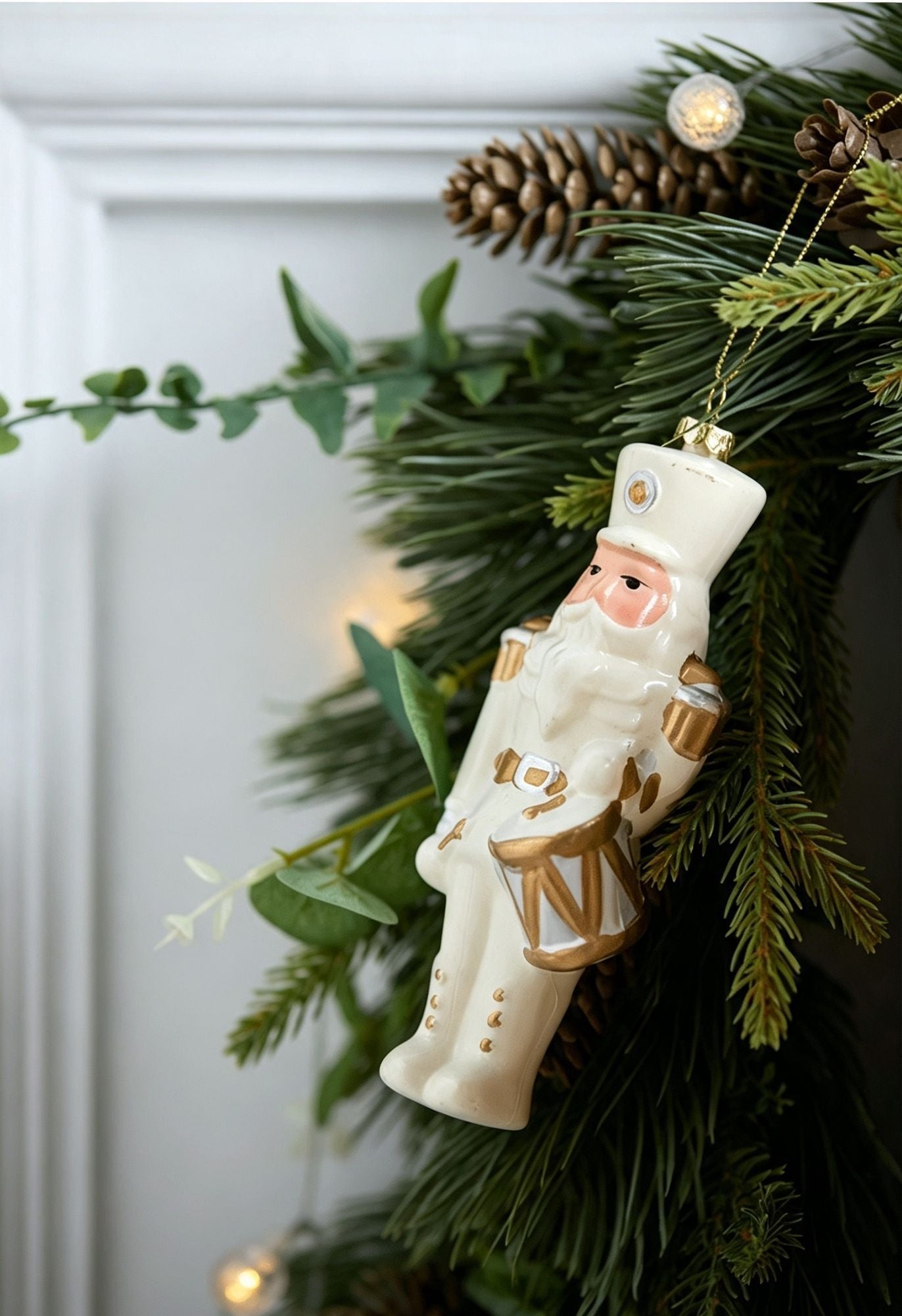 Snowflake Hanging Ornament, Holiday Decor Pendant Suitable for Christmas and Halloween Themed Layout